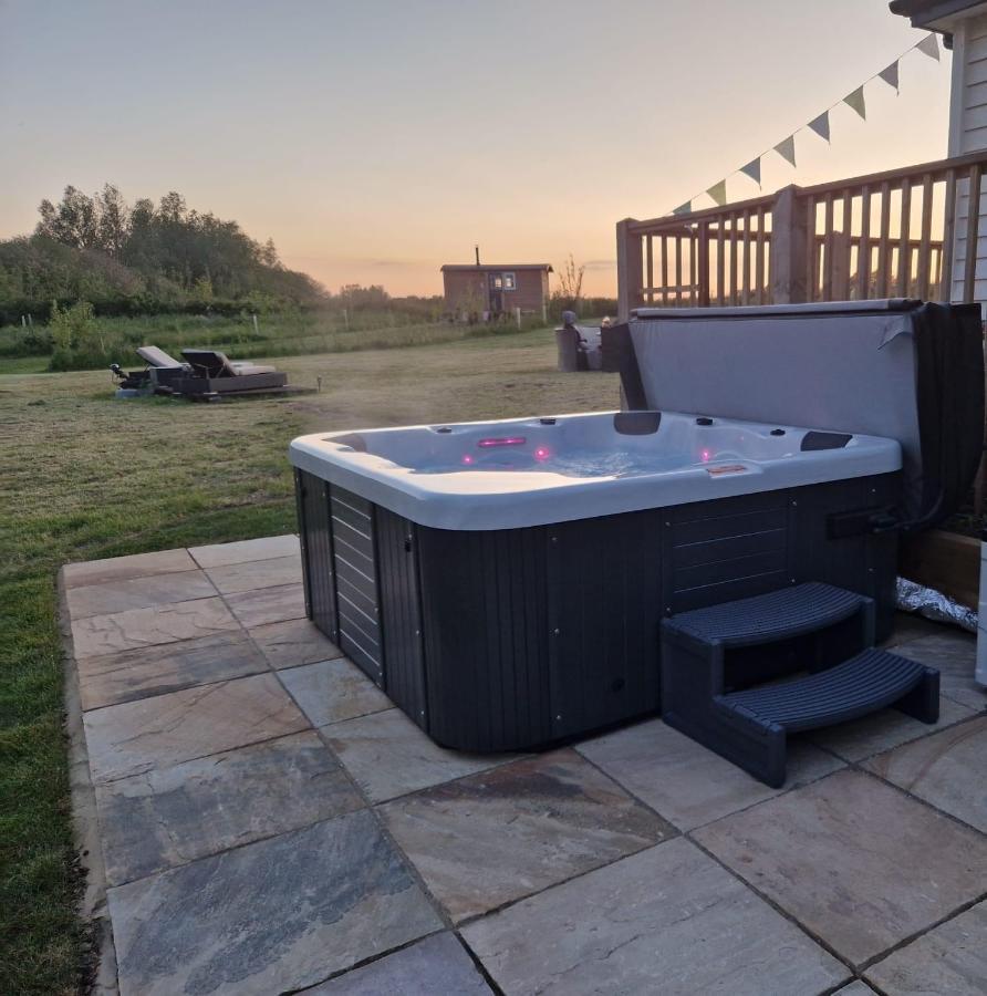 Cranfield Retreat & Glamping & Hobbit House *